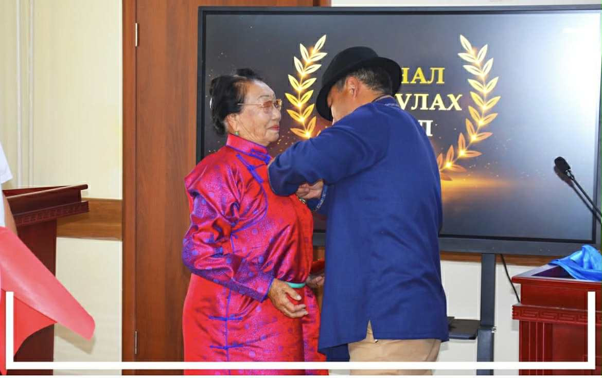 БГД ХУД СХД- н ЭХАШТШ- ийн Ахмадын салбар зөвлөлийн гишүүн Д. Баасандорж Хөдөлмөрийн гавьяаны улаан тугын одонгоор шагнуулав.