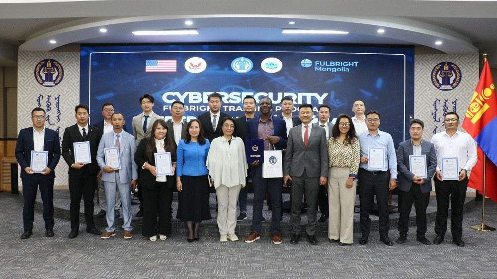 ШҮҮХИЙН МЭДЭЭЛЛИЙН ТЕХНОЛОГИЙН МЭРГЭЖИЛТНҮҮДЭД БАТЛАМЖ ГАРДУУЛАВ