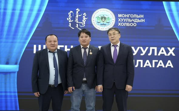 Монгол бахархалын өдрийг тохиолдуулан зарим хуульчийг Монголын Хуульчдын холбооны “Хүндэт тэмдэг”-ээр шагналаа.