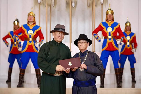 Академич С.Нарангэрэлд “Чингис хаан” одон хүртээлээ