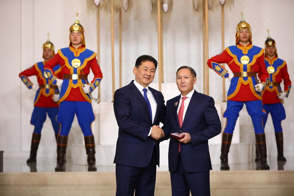 Монгол Улсын Ерөнхийлөгч Ухнаагийн Хүрэлсүх шүүгч, шүүхийн захиргааны ажилтнуудад төрийн дээд цол, одон, медаль гардууллаа.